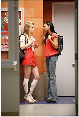 A Glee Heather Morris, mint Bretagne, Naya Rivera, mint Santana beszél a folyosón 8 x 10 Inch-Fotó