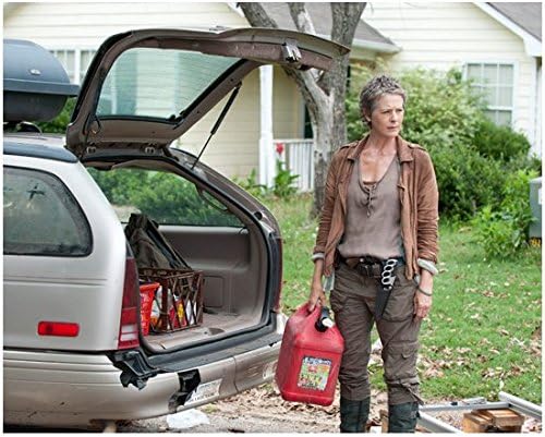 A Walking Dead Melissa McBride-dal, mint Carol tartja gáz lehet a kocsi, 8 x 10 Inch-Fotó